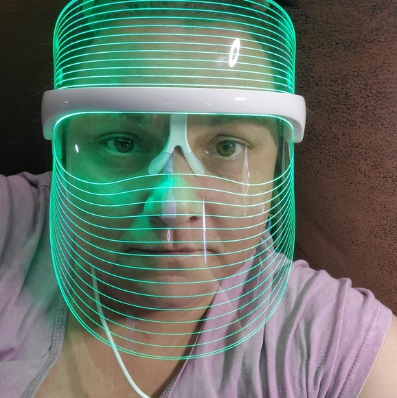 Meet your Posher, April - Picture 2 of 4